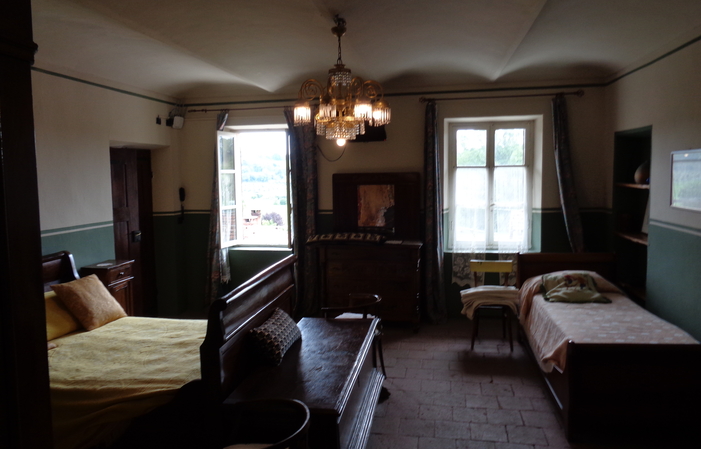 房间 2：带双人床和单人床的三人间 €90.00