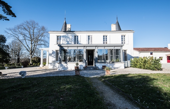 Château 530 sqm - 6 bedrooms - 15km from Bordeaux €900.00