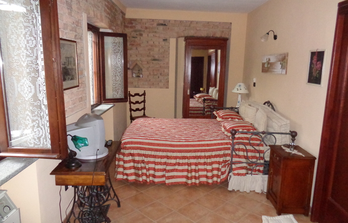 Room 4: Double room with window facing the terrace €80.00