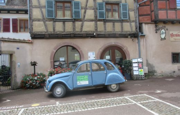 Tour of the vineyard in 2CV for 6 hours with meals €320.00